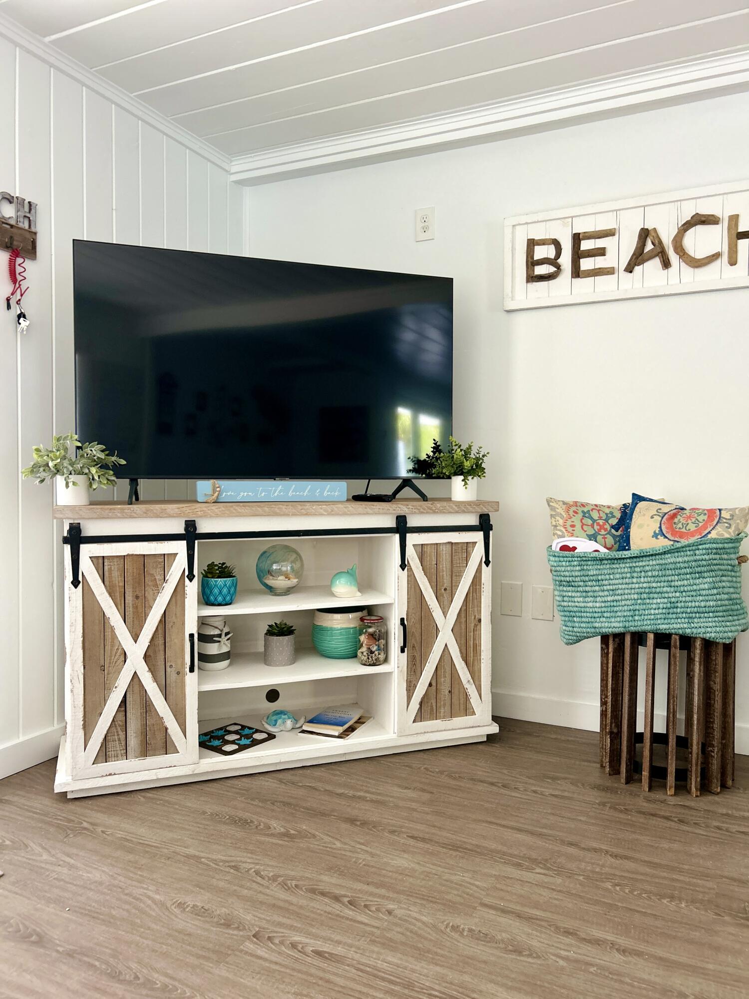 124 South Bay Harbor Drive Key Largo, FL 33037 - Photo 18 of 43 living room view