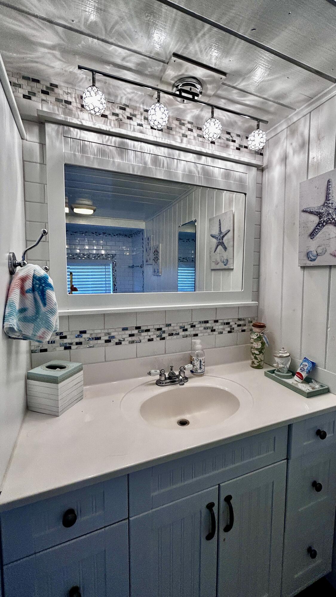 124 South Bay Harbor Drive Key Largo, FL 33037 - Photo 25 of 43 2nd bath