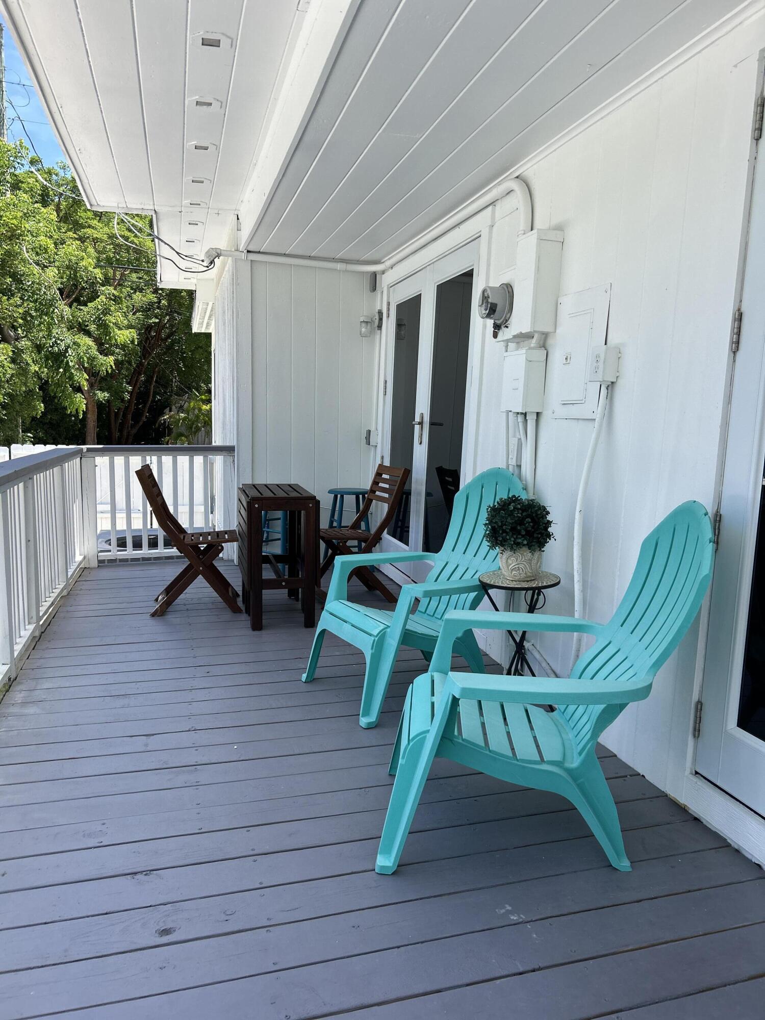 124 South Bay Harbor Drive Key Largo, FL 33037 - Photo 29 of 43 a living room with furniture