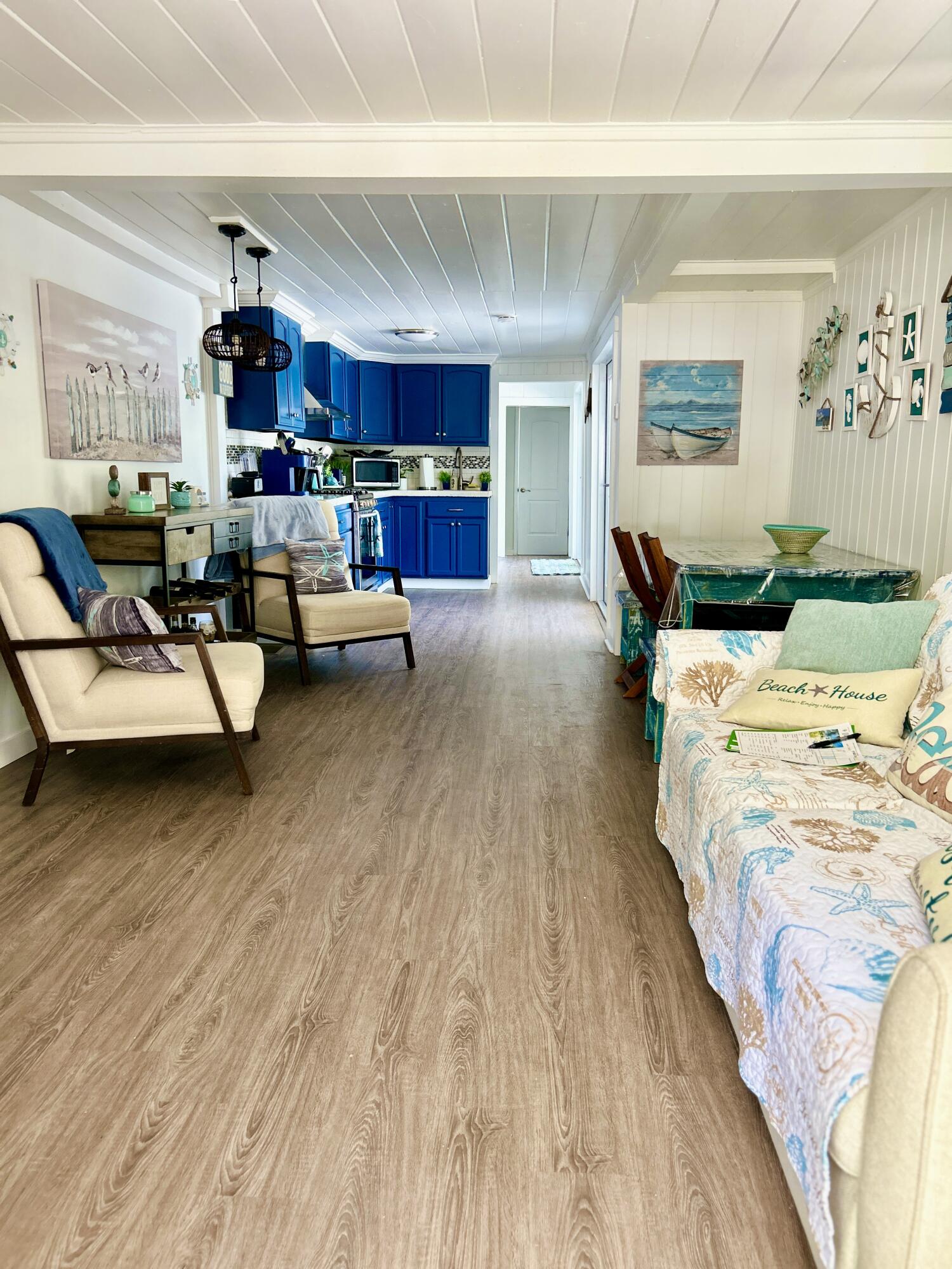 124 South Bay Harbor Drive Key Largo, FL 33037 - Photo 10 of 43 a bed room with a bed and furniture