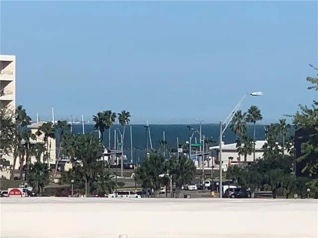 a view of entryway and a yard