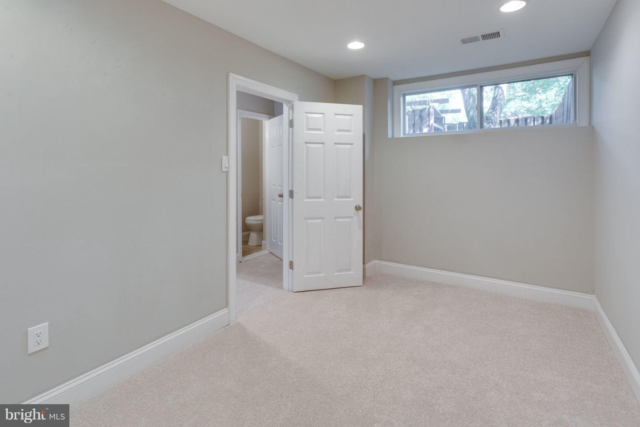 2349 Southgate Square Reston, VA 20191 - Photo 24 of 30 an empty room with windows