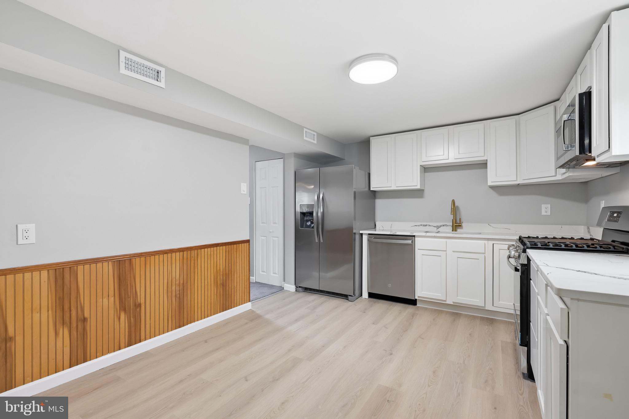 22 Raintree Drive New Castle, DE 19720 - Photo 8 of 29 a kitchen with granite countertop a refrigerator stove top oven and cabinets