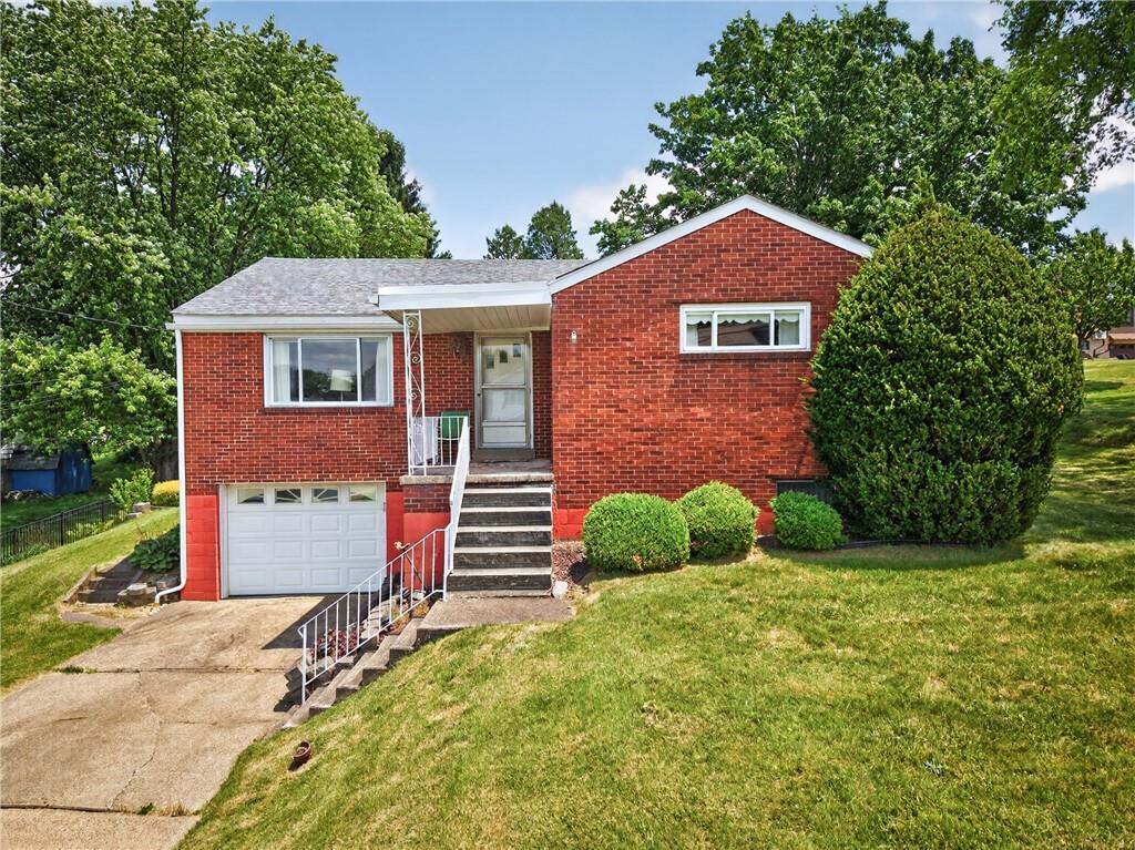 a view of front of a house with a yard