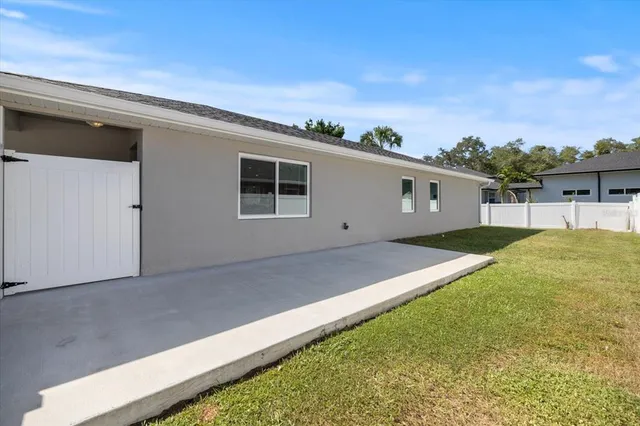 a view of a backyard