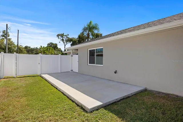 a view of a backyard
