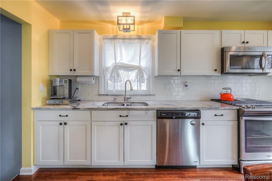 Gorgeous White Cabinetry /Subway Tile Backsplash / Granite Countertops
