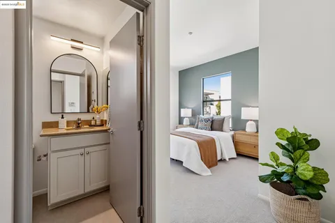 a en suite bathroom with a double vanity mirror and a bathtub