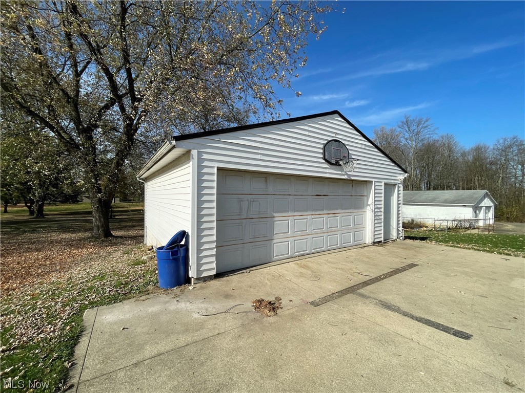 415 North Home Road Mansfield, OH 44906 - Photo 4 of 26 View of garage