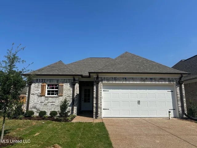 $264,900 | 266 Country Gdn Drive, Southaven, MS 38671