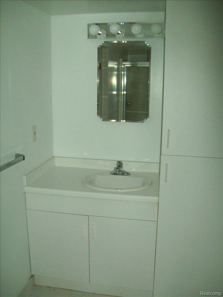 450 Lahser Road Bloomfield Hills, MI 48301 - Photo 13 of 13 Bathroom