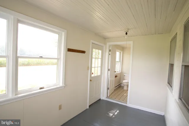 a view of entryway with bathroom