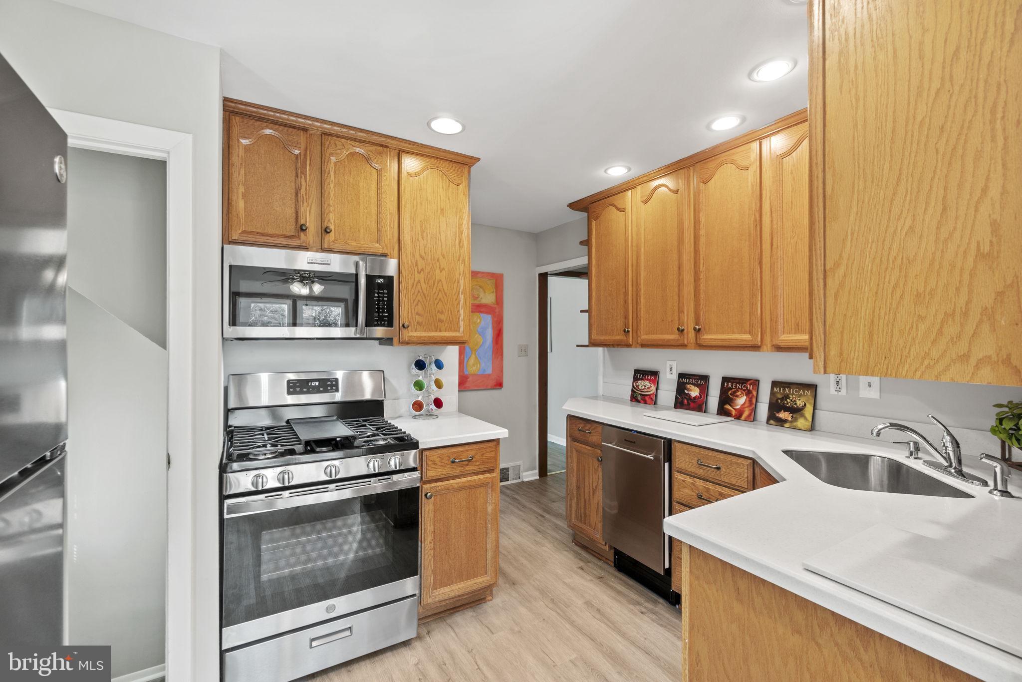 4202 Garrett Park Road Silver Spring, MD 20906 - Photo 4 of 35 All New Stainless Steel Appliances