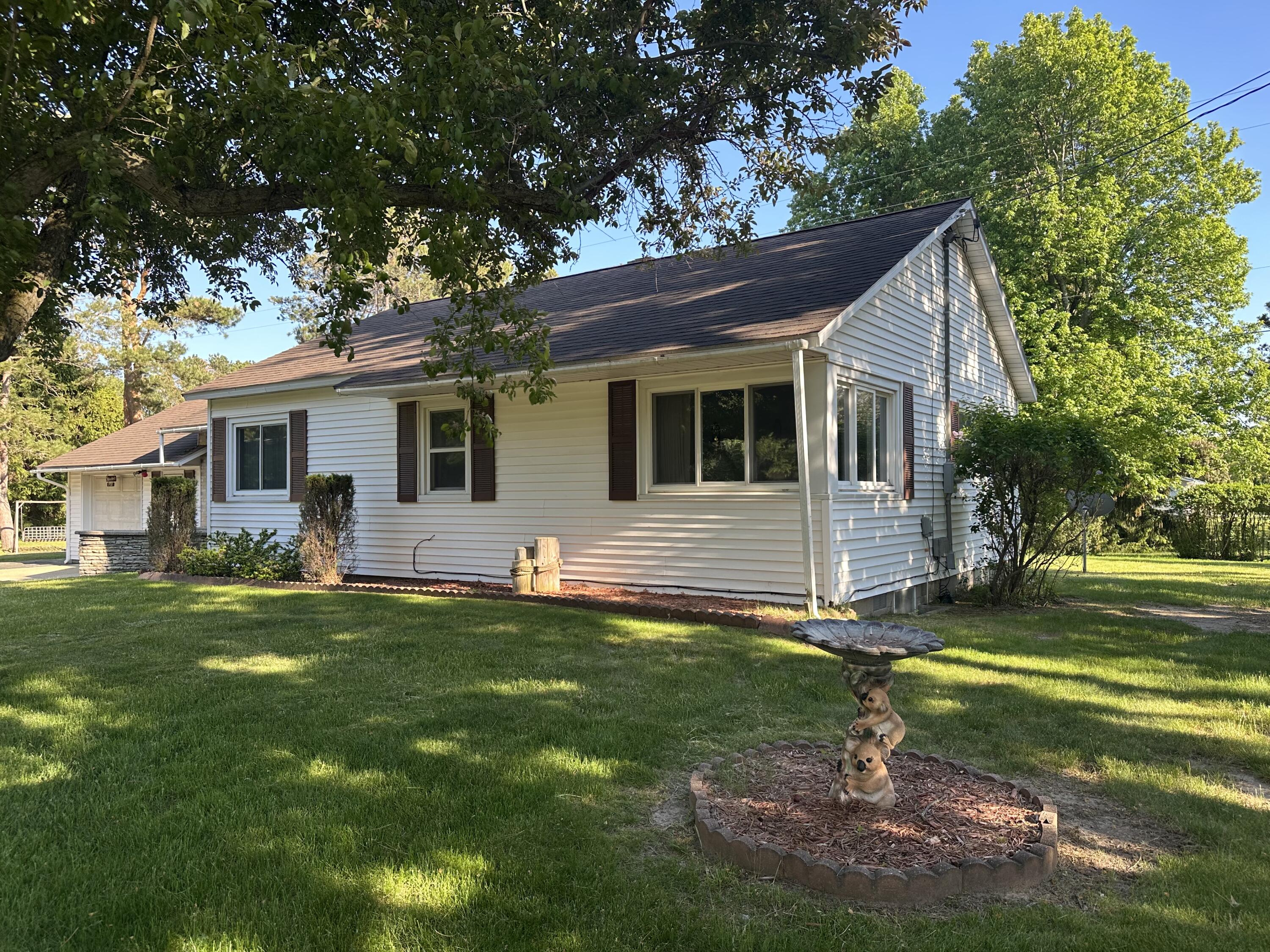 1735 Red Apple Road Manistee, MI 49660 - Photo 2 of 29 IMG_8377