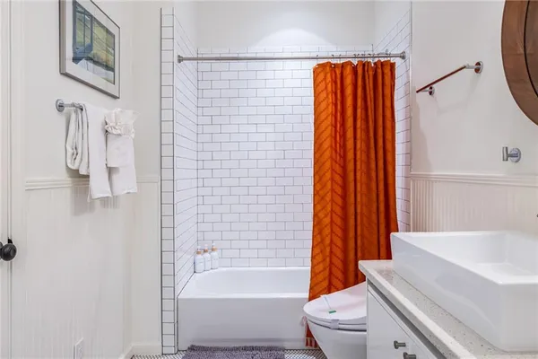 a bathroom with a toilet and a bathtub