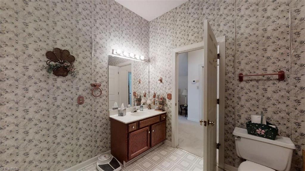 516 Barrett Road Winston-Salem, NC 27104 - Photo 18 of 25 Full Bath on the second level