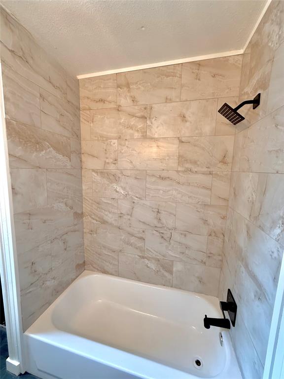 610 5th Street Hawley, TX 79525 - Photo 13 of 19 a bathroom with a bathtub