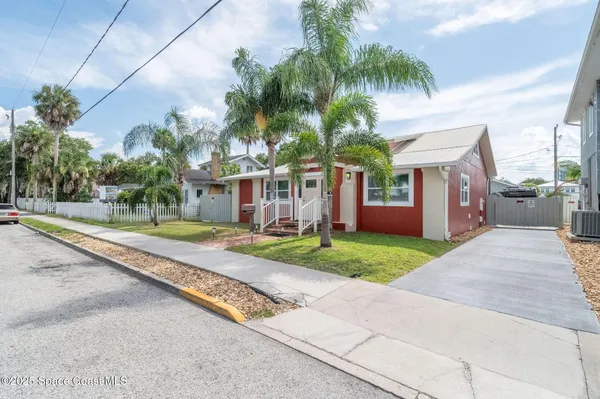 a view of a house with a backyard