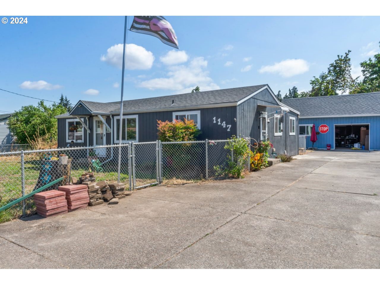 a view of a backyard