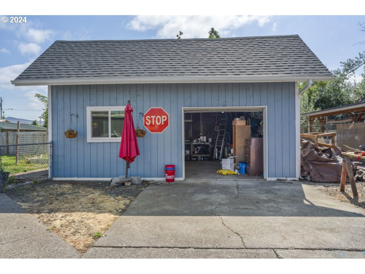1147 33rd Street Springfield, OR 97478 - Photo 36 of 44 a view of a entrance gate of the house