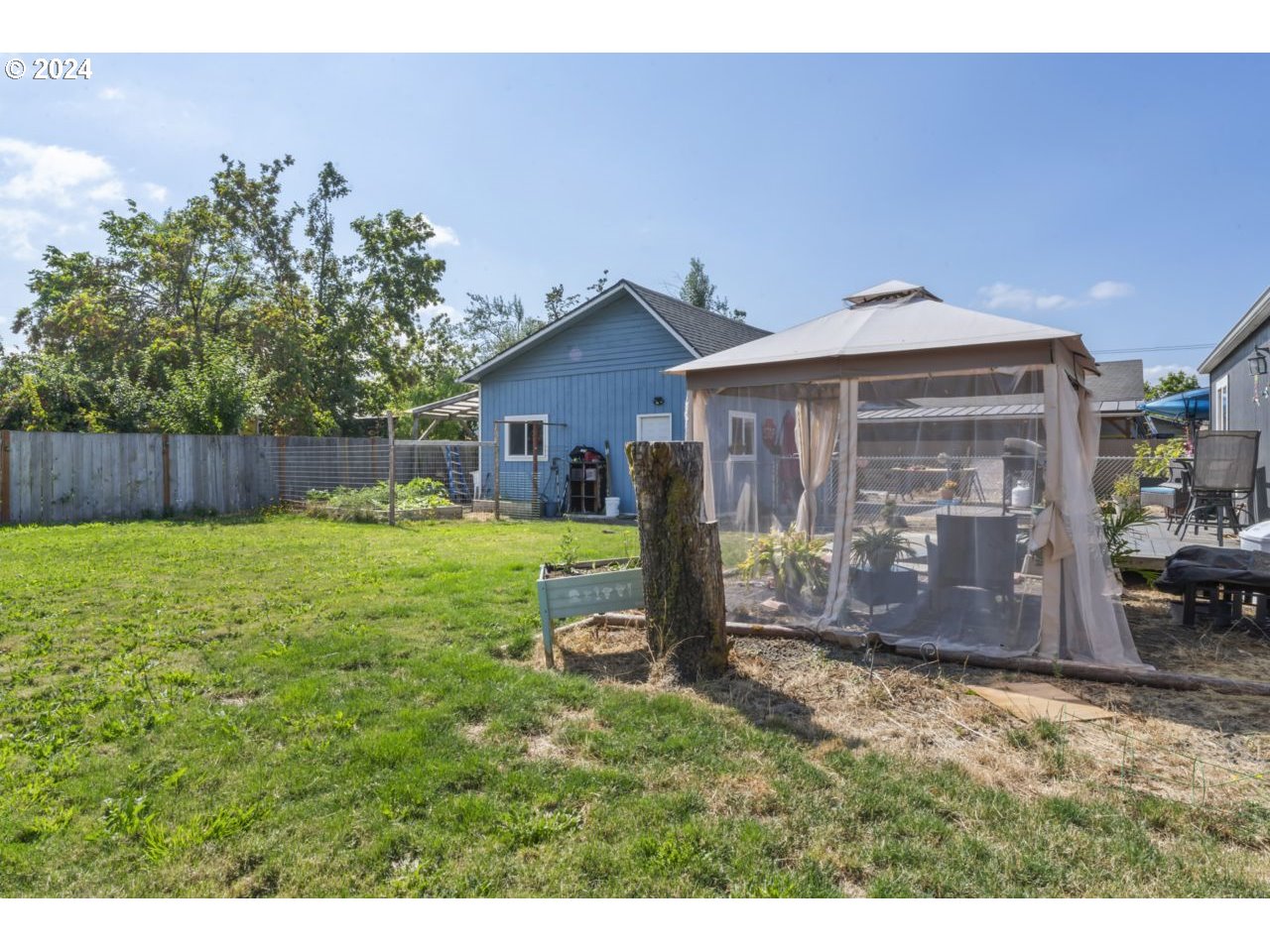 1147 33rd Street Springfield, OR 97478 - Photo 39 of 44 a front view of a house with a garden
