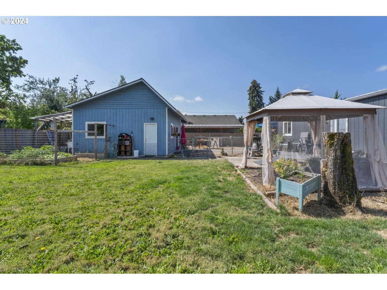1147 33rd Street Springfield, OR 97478 - Photo 40 of 44 a front view of a house with garden
