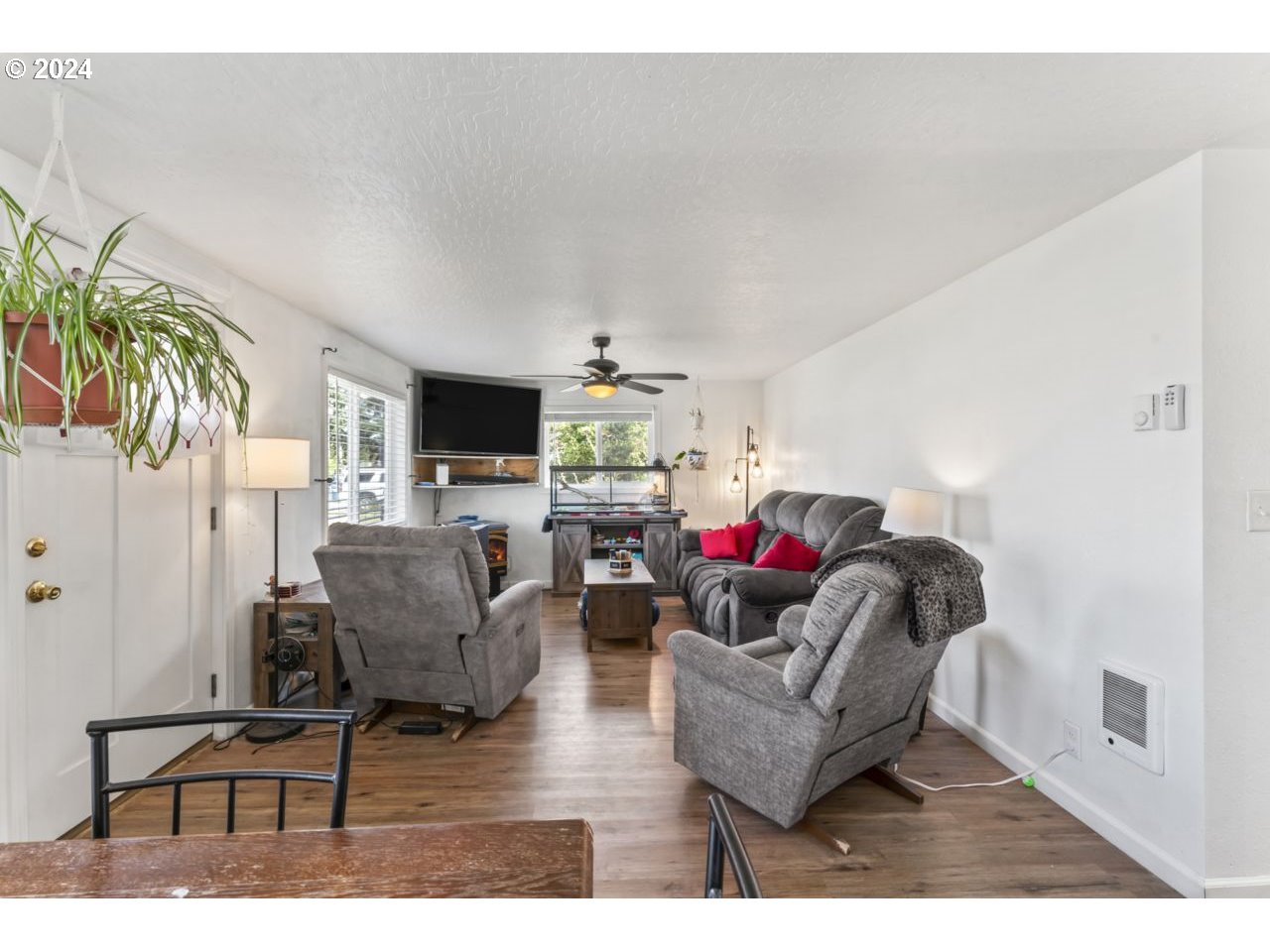 1147 33rd Street Springfield, OR 97478 - Photo 4 of 44 a living room with furniture and a flat screen tv