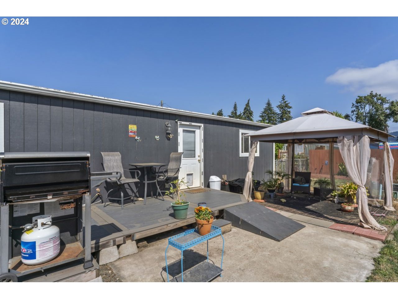 1147 33rd Street Springfield, OR 97478 - Photo 42 of 44 a living room with furniture a couch and a dining table
