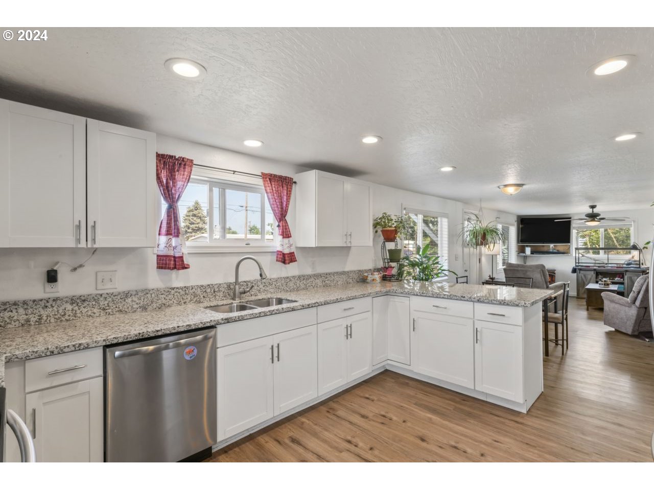 1147 33rd Street Springfield, OR 97478 - Photo 10 of 44 a kitchen with lots of counter top space