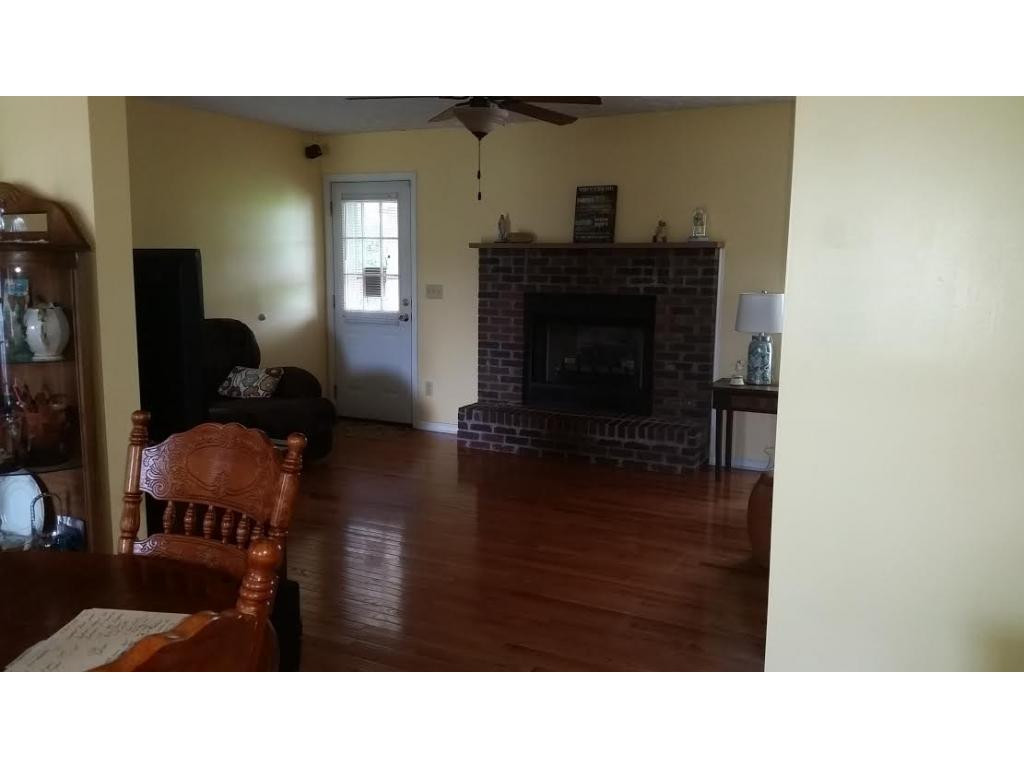 374 Reynolds Road Elizabethton, TN 37643 - Photo 4 of 24 Living Room wFireplace