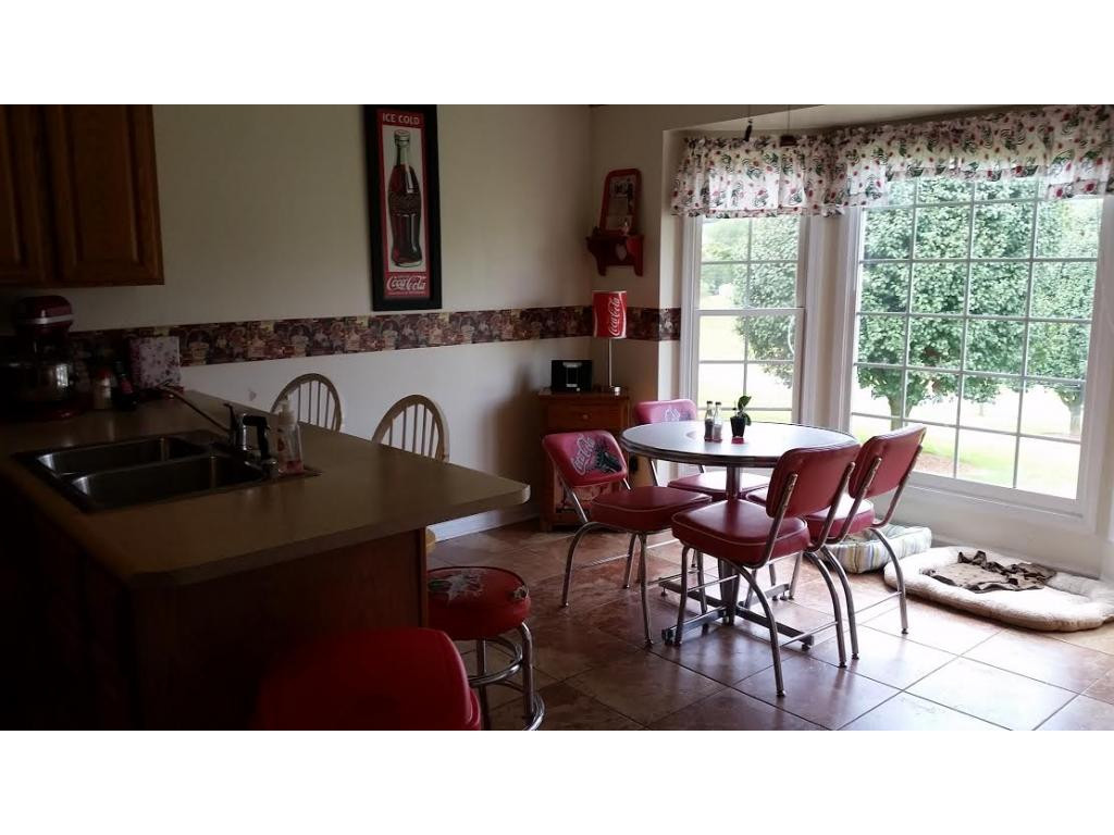 374 Reynolds Road Elizabethton, TN 37643 - Photo 6 of 24 EatIn Kitchen wBay Window