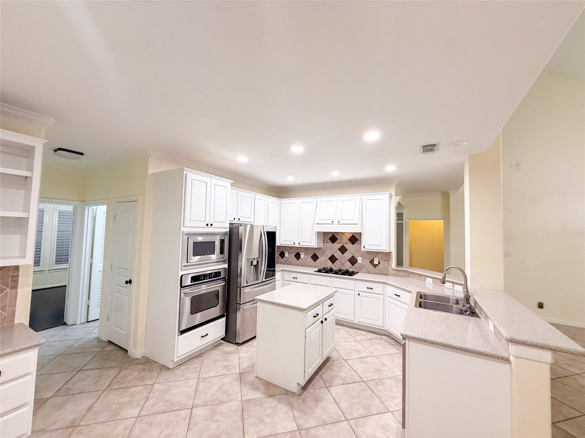 79 West Shale Creek Circle Spring, TX 77382 - Photo 12 of 29 a view of a kitchen with furniture and a kitchen