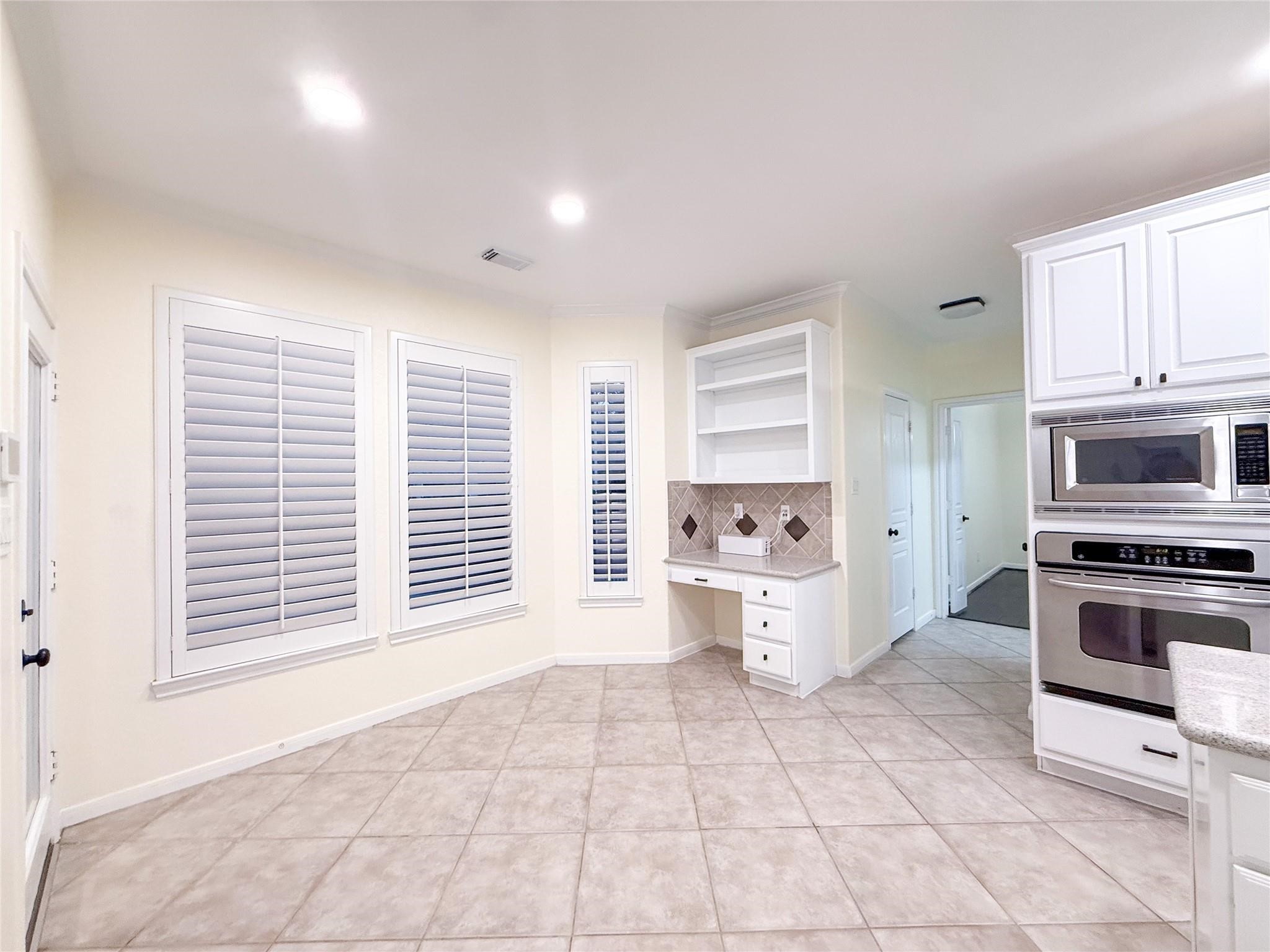 79 West Shale Creek Circle Spring, TX 77382 - Photo 13 of 29 a kitchen with a stove a sink and a refrigerator