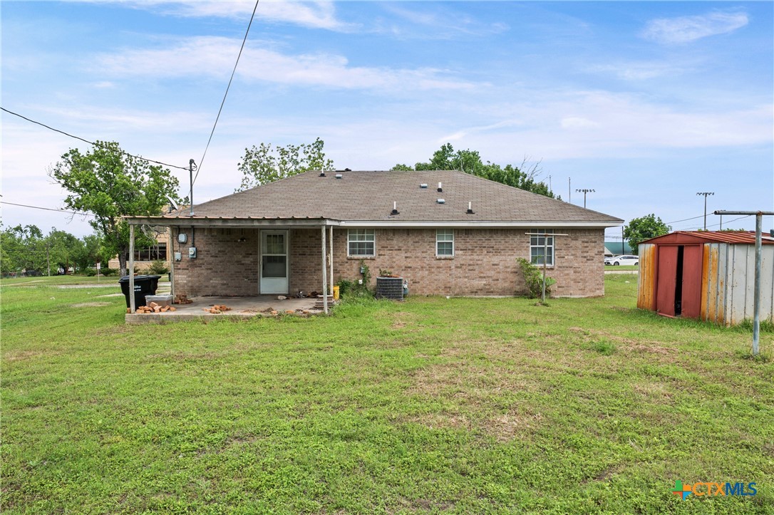 208 North 8th Street Temple, TX 76501 - Photo 4 of 13 a front view of a house with a garden