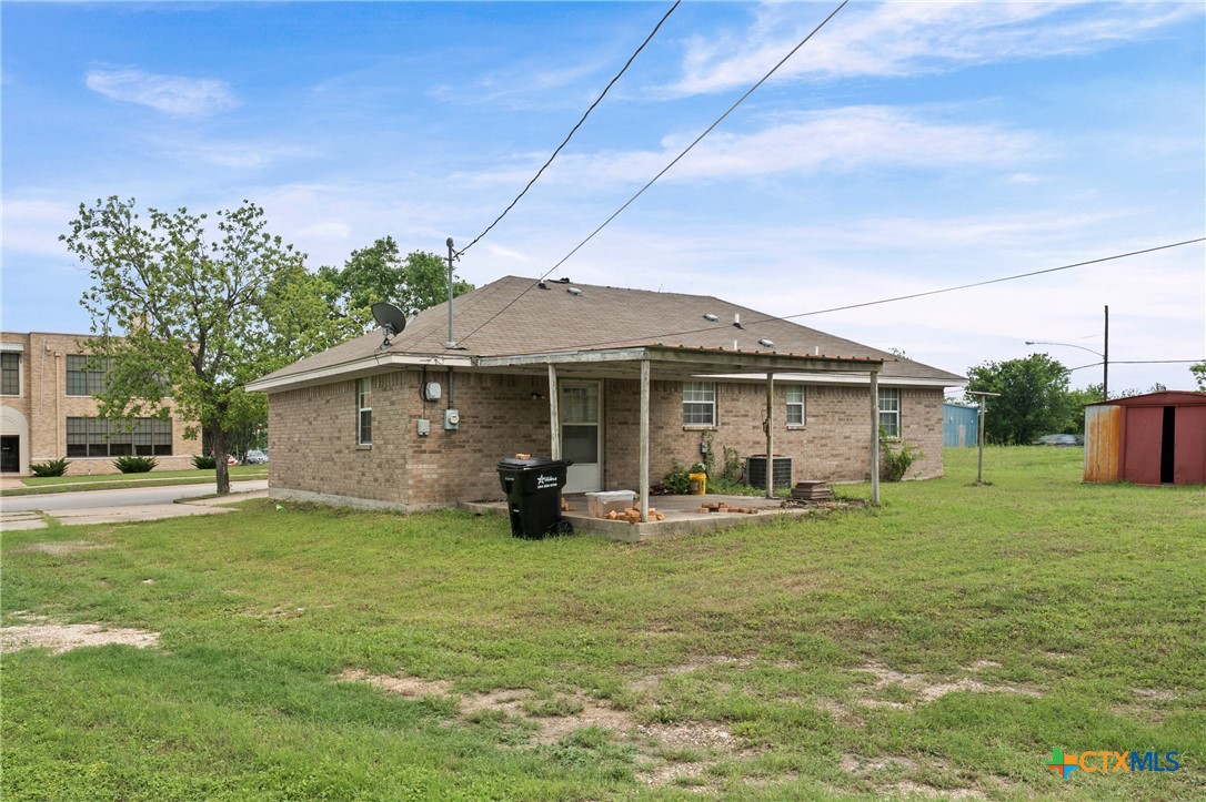 208 North 8th Street Temple, TX 76501 - Photo 5 of 13 a front view of a house with a yard and trees