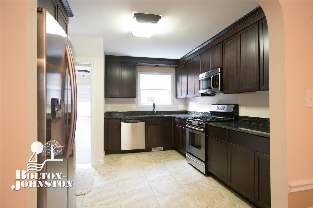 1386 Roslyn Road Grosse Pointe Woods, MI 48236 - Photo 8 of 23