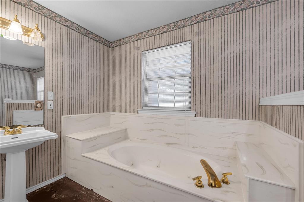 7633 South 3rd St Road Waco, TX 76706 - Photo 24 of 33 a bathroom with a bathtub and a window