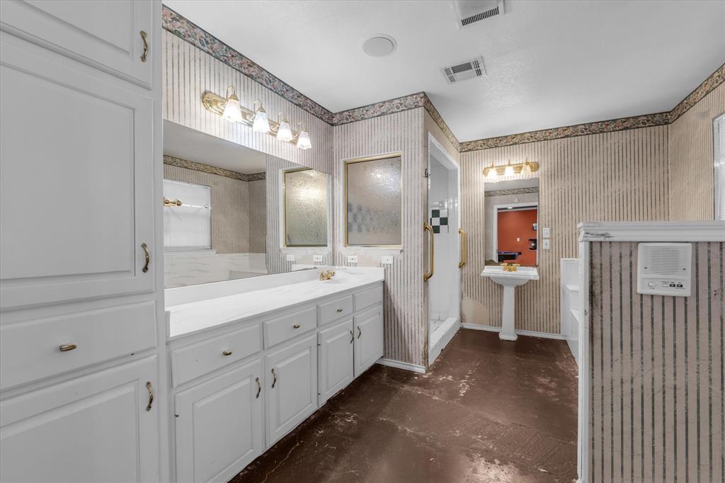 7633 South 3rd St Road Waco, TX 76706 - Photo 26 of 33 a spacious bathroom with a double vanity sink mirror and a bath tub