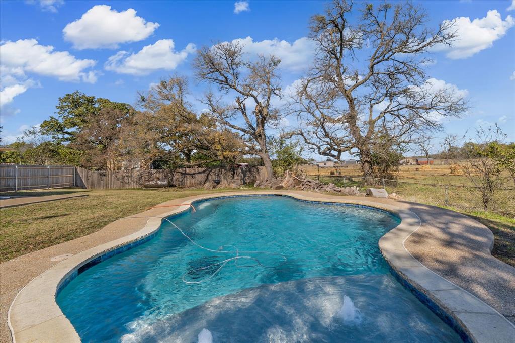 7633 South 3rd St Road Waco, TX 76706 - Photo 4 of 33 a view of outdoor space