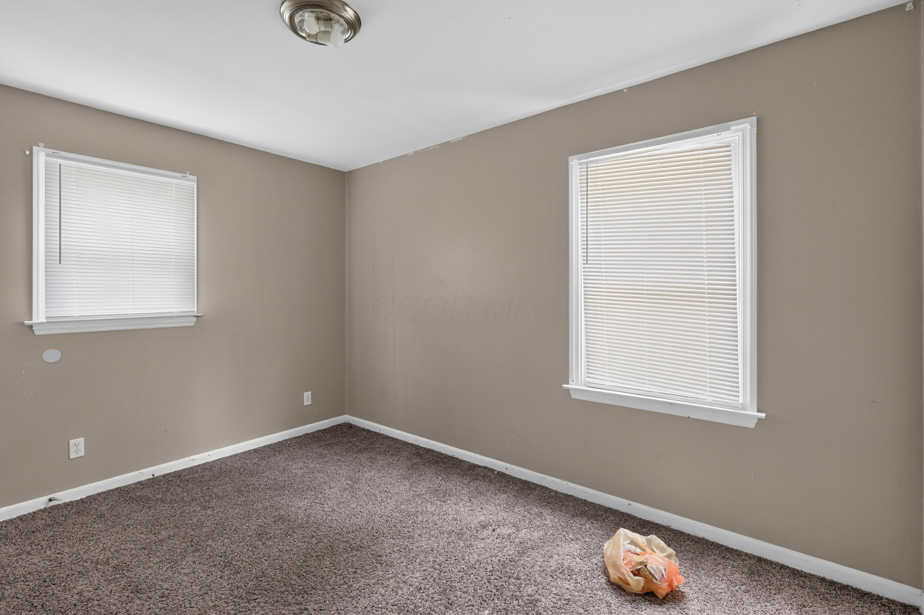 584 South Ashburton Road Columbus, OH 43213 - Photo 7 of 22 07_584_S_Ashburton_Rd-Living_room-8172