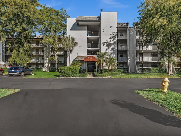 $2,050 | 9470 Poinciana Place, Unit 303, Davie, FL 33324