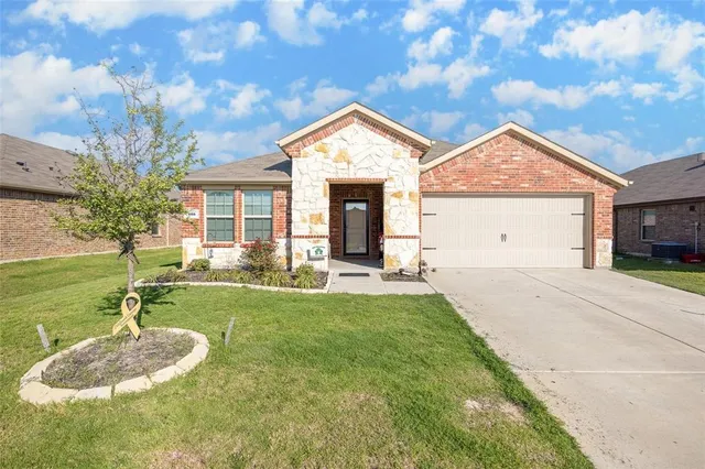 a view of a house with backyard and porch