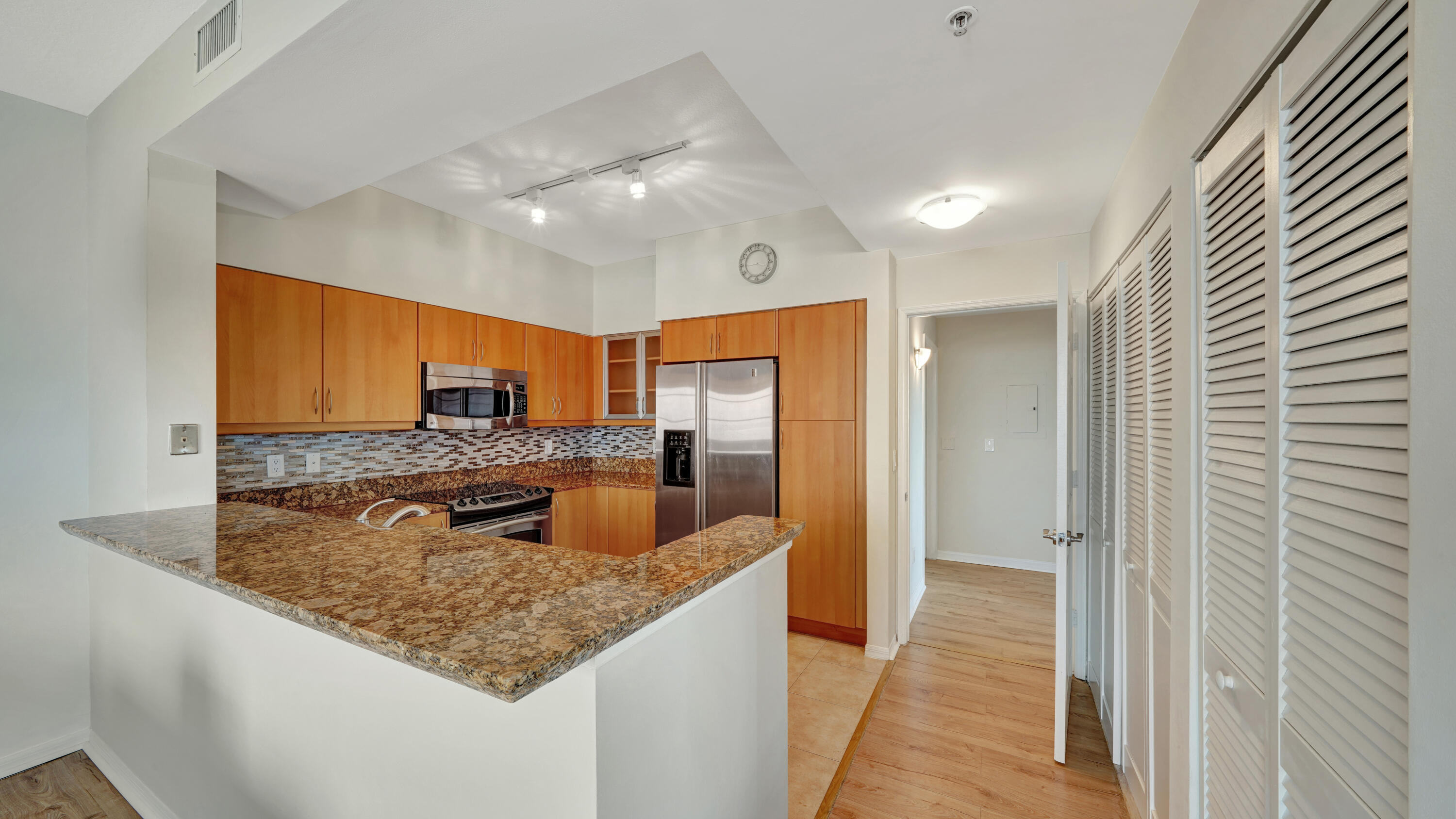 233 South Federal Highway, Unit 425 Boca Raton, FL 33432 - Photo 11 of 49 8 Kitchen