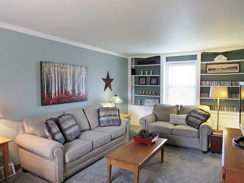 1039 McCoy Road McKees Rocks, PA 15136 - Photo 2 of 25 Living Room.