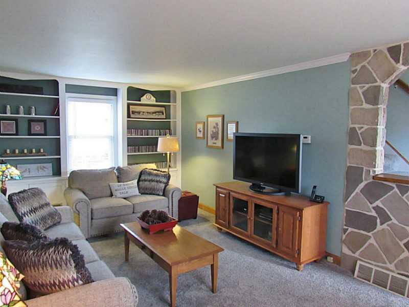 1039 McCoy Road McKees Rocks, PA 15136 - Photo 3 of 25 Living Room.