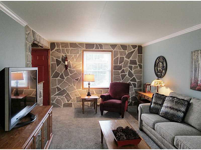 1039 McCoy Road McKees Rocks, PA 15136 - Photo 4 of 25 Living Room.