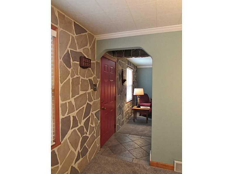 1039 McCoy Road McKees Rocks, PA 15136 - Photo 5 of 25 Entry/Foyer.