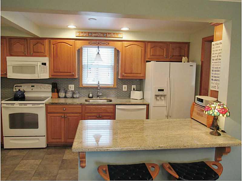 1039 McCoy Road McKees Rocks, PA 15136 - Photo 7 of 25 Kitchen.