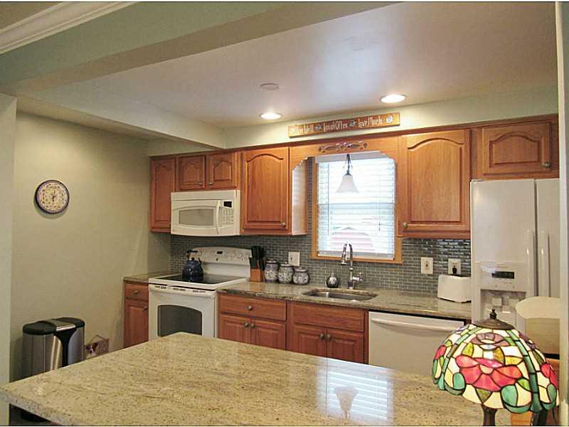 1039 McCoy Road McKees Rocks, PA 15136 - Photo 9 of 25 Kitchen.
