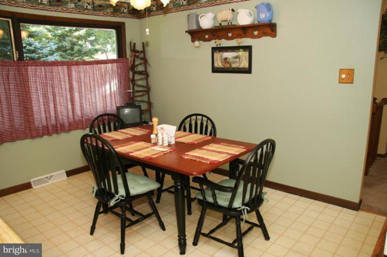 2624 Coon Club Road Westminster, MD 21157 - Photo 4 of 27 Breakfast Area
